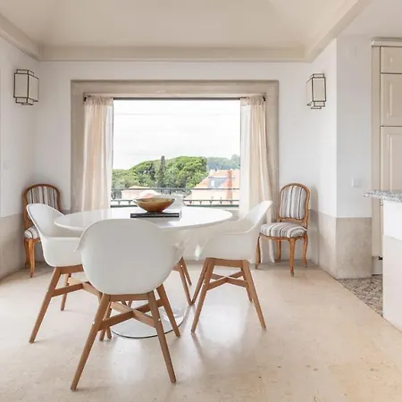 Plum Guide - Seafarer Terrace Lisboa